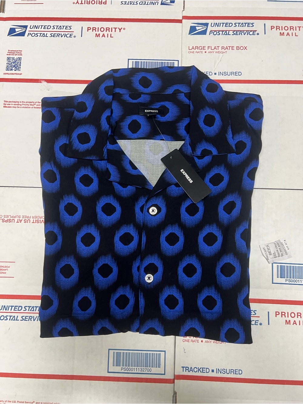 Express Men’s Black and Blue Geometric Short-Sleeve Button-Down Shirt